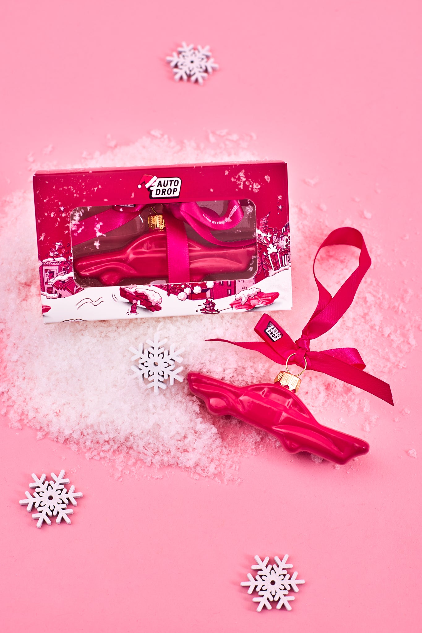 Autodrop Cadillac Kerstbal in doosje en sneeuw